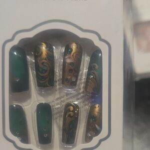 Elegant Green and Gold Press-On Nails